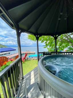Cabin With Hot Tub And Private Dock in Bottle Bay - Image 3
