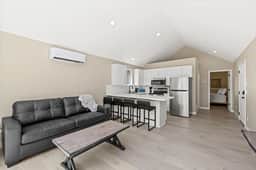 Modern 1 Bedroom Retreat with Garage and Yard - Image 4