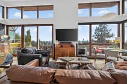 The Skyhouse- Luxury Loft With Private Gym & Disc golf Course - Image 2
