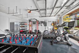 The Skyhouse- Luxury Loft With Private Gym & Disc golf Course - Image 3
