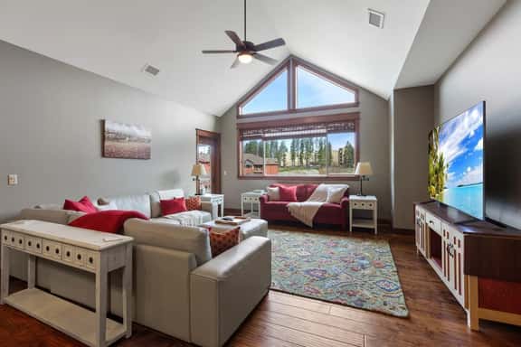 Huge Riverstone Condo With Free Parking - Image 1