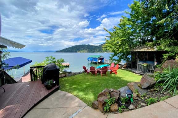 Cabin With Hot Tub And Private Dock in Bottle Bay - Image 1