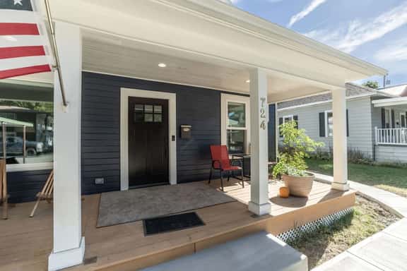 Walk To Lake CDA And The Resort From This 3 Bed Home - Image 1