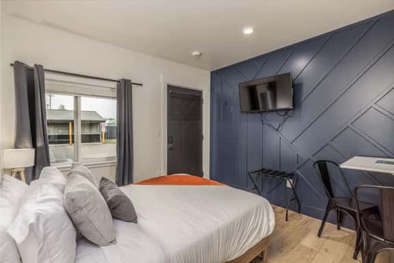 The Flats- Studio #6- Modern Downtown Stay - Image 1