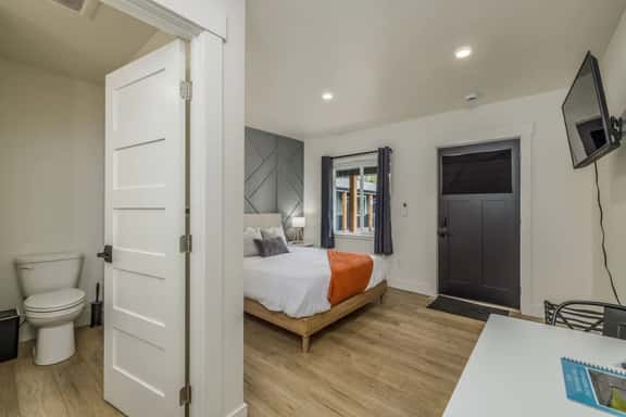 Downtown Studio 5 Min to the Resort and Lake - Image 1