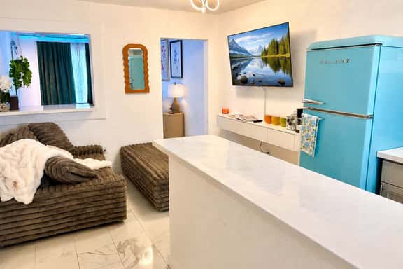 The Cozy Koi Walk to the CDA Resort With Private Porch - Image 1