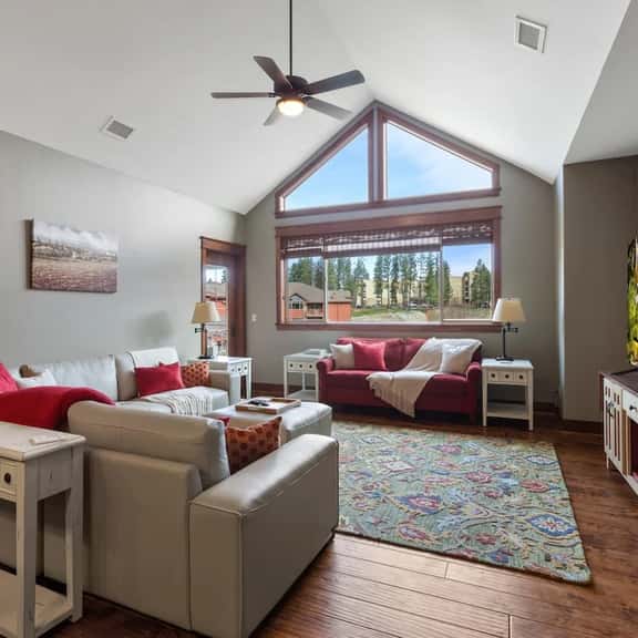 Huge Riverstone Condo With Free Parking - Image 1