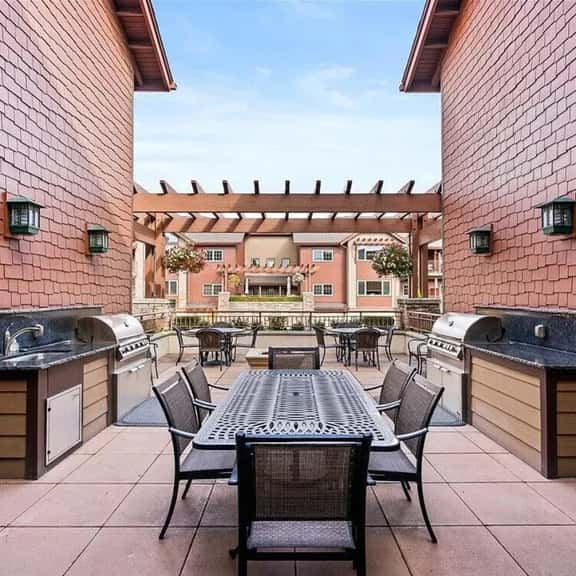 City View Condo in Riverstone with Free Parking - Image 1