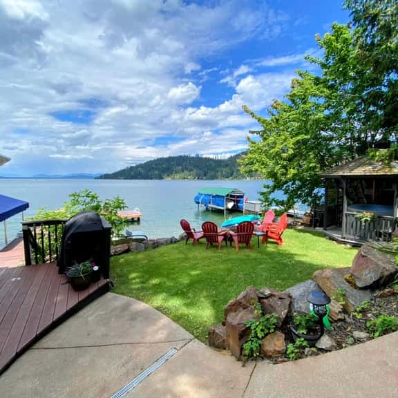 Cabin With Hot Tub And Private Dock in Bottle Bay - Image 1