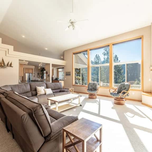 Lakeside Family Retreat with Breathtaking Views - Image 1