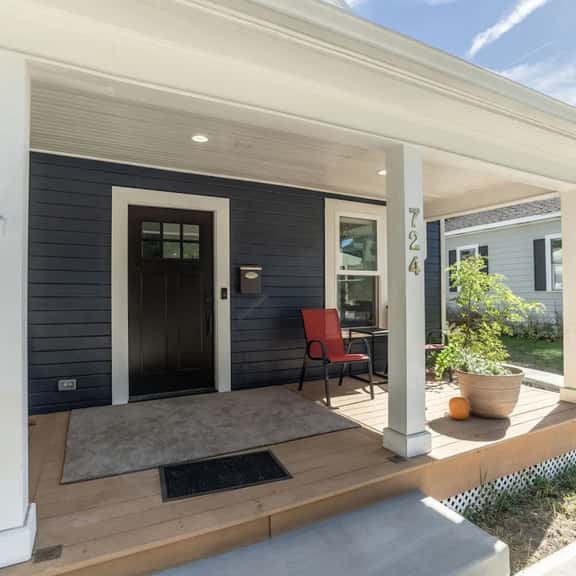 Walk To Lake CDA And The Resort From This 3 Bed Home - Image 1