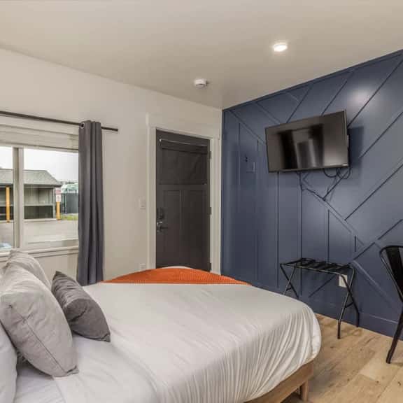 The Flats- Studio #6- Modern Downtown Stay - Image 1