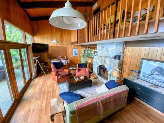 Cabin With Hot Tub And Private Dock in Bottle Bay - Image 2