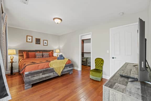 Cozy Woodland Retreat with Private Deck, Fire Pit & Fenced Yard - Image 4