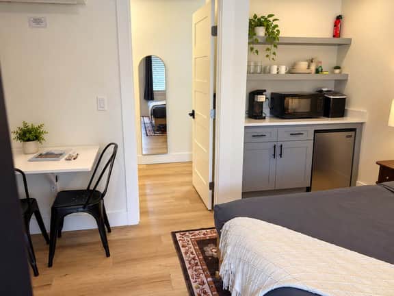 The Flats Suite 11 Downtown Studio Next To Food Truck Plaza - Image 5