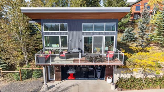 The Skyhouse Monthly Furnished Rental- Luxury Loft With Private Gym & Disc golf Course - Image 3