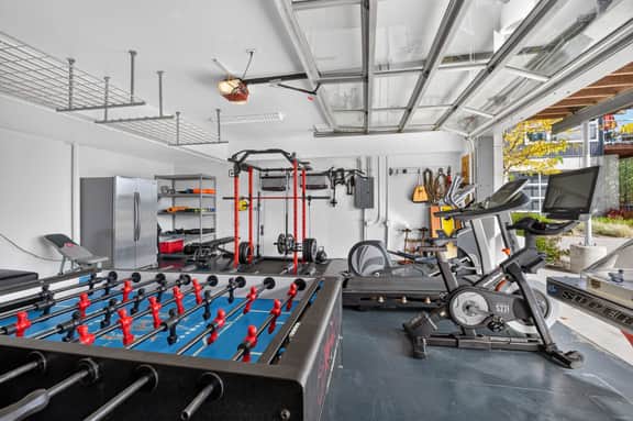 The Skyhouse Monthly Furnished Rental- Luxury Loft With Private Gym & Disc golf Course - Image 4